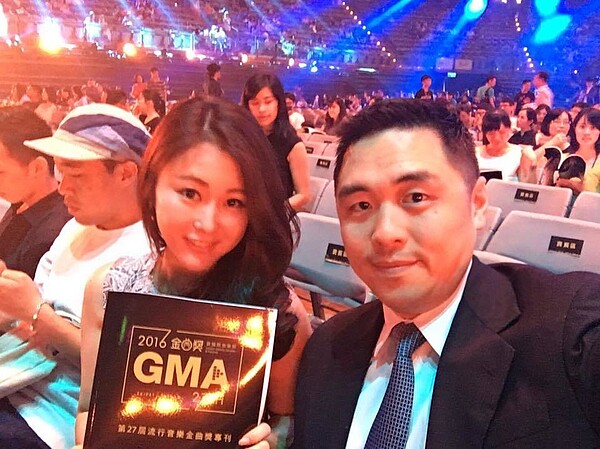 麻衣(左)和王泉仁曾公開曬恩愛。圖/摘自麻衣臉書