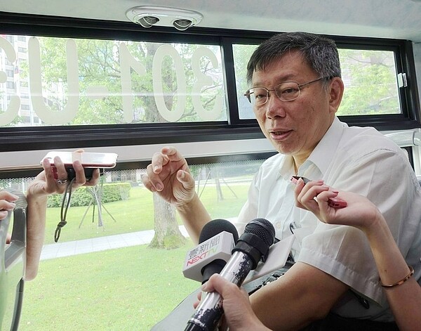 台北市長柯文哲被批評坐公車比搭公務車更浪費警力,市警局否認。圖/聯合報系資料照