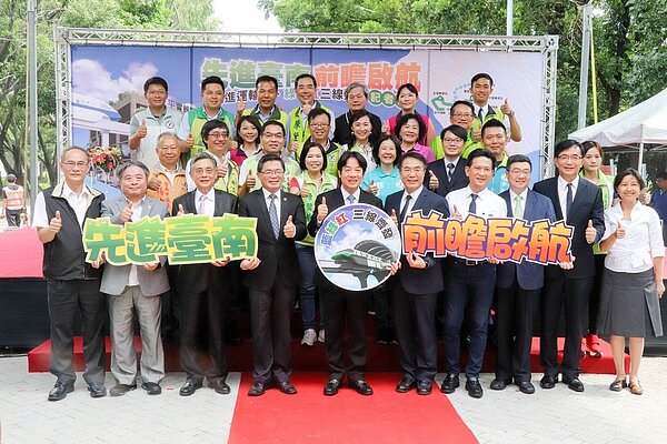 台南捷運藍、綠、紅3線已獲納入行政院前瞻計畫建設第二期特別預算內,行政院長賴清德(左五)昨特別至台南出席「先進台南,前瞻啟航」記者會。 記者鄭維真/攝影