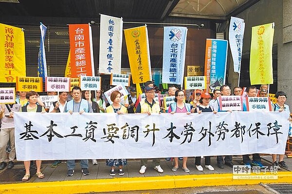 勞動部今將召開基本工資審議委員會決定基本工資調幅,團結工聯早在14日就到勞動部前表達訴求,要求將基本工資調至月薪2萬8862元、時薪182元。(杜宜諳攝)