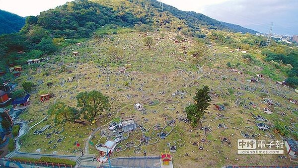 新莊第一公墓被誤傳要蓋火葬場,新北市民政局嚴正否認。(葉德正翻攝)