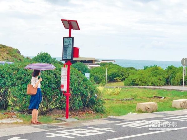新北市交通局與中華電信合作推出太陽能「電子紙智慧型站牌」，第一支站牌已在15日在石門設置完畢。（葉德正翻攝）