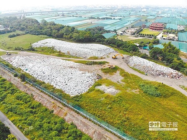 西螺鎮垃圾的暫置量接近2萬噸,3座垃圾山十分壯觀。(周麗蘭翻攝)
