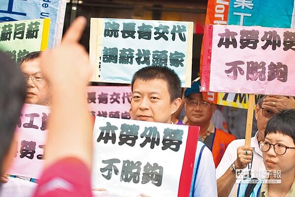 團結工聯14日至勞動部前要求將基本工資調至月薪2萬8862元、時薪182元,工聯指出,行政院長賴清德曾說想調薪可以直接跟老闆說,但工人不敢說、老闆也不會理。(杜宜諳攝)