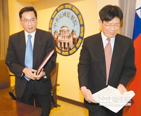 監委高涌誠(右)、張武修(左)完成台大校長遴選案調查,指管中閔違法兼職「情節明確」,台大校方未充分調查並完整揭露資訊,明顯失職。(陳君瑋攝)