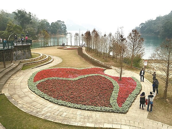 日月潭向山遊客中心的雙心圖案花圃浪漫滿分，常吸引許多情侶到此一遊。 記者江良誠／攝影