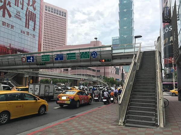 台北市信義區世貿人行陸橋，視為跨年拍攝101大樓煙火熱門景點之一，北市府停拆。 圖／北市新工處提供

