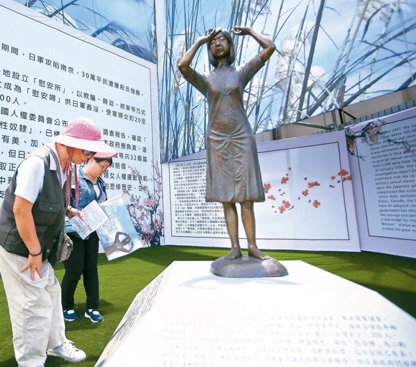 全台第一座慰安婦銅像14日在台南揭幕，設立在國民黨市黨部旁的空地。 記者劉學聖／攝影