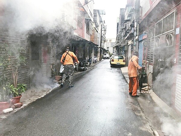 桃園大溪出現首例本土登革熱個案,衛生局動員百名人員進行孳生源清除及對住戶衛生教育。 圖/桃園市衛生局提供