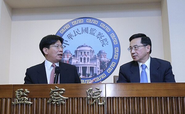 監察院公布台大校長遴選爭議調查報告,監察委員高涌誠(左)、張武修(右)。 記者許正宏/攝影