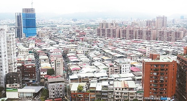 各地方稅捐稽徵機關陸續清查房屋稅,包括頂樓、防火巷加蓋建築,及鐵皮屋、涼棚等使用都列入重點。雖然違章建築需繳納房屋稅,但並不代表完納後等於就地合法。 圖/聯合報系資料照片