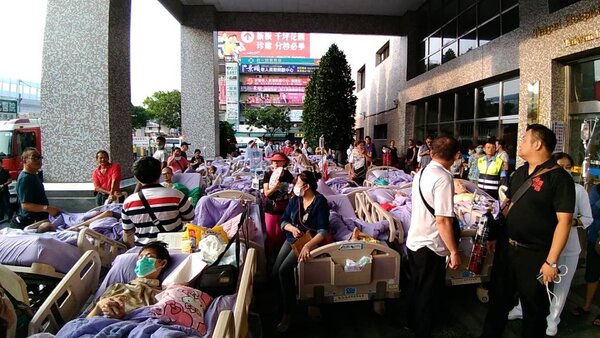 台北醫院護理之家惡火再奪一命，81歲李循良今天上午7時許在台大醫院宣告不治。圖／消防局提供