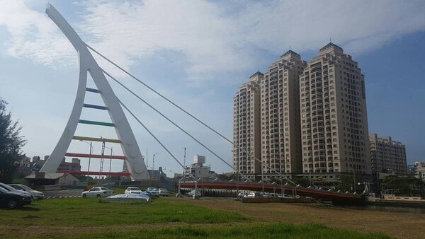 台南市新建的新臨安橋造型優美，但完工多年卻遲遲未能啟用。圖／議員邱莉莉所提供