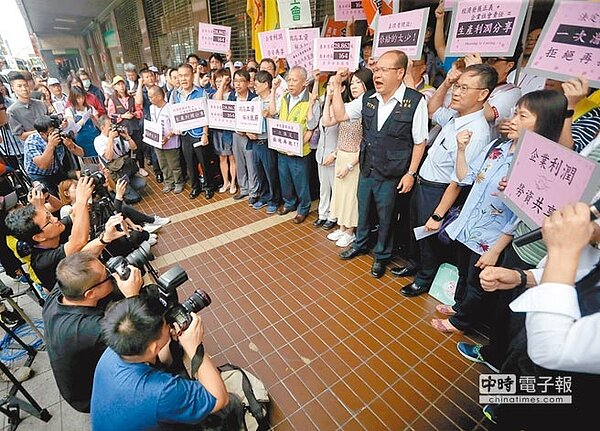 基本工資審議委員會16日登場,會前勞工團體在勞動部前高呼口號,呼籲政府及資方正視勞工權益。(范揚光攝)