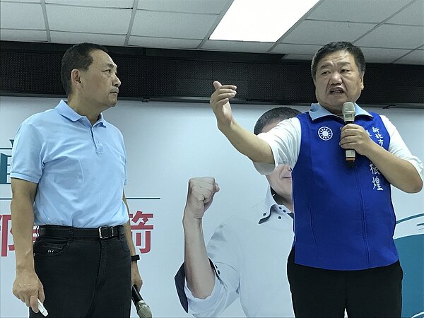 國民黨新北市長參選人侯友宜今天發表「都更三箭」政見,新北市議長蔣根煌(右)代表黨籍議員表達全力支持。記者陳珮琦/攝影