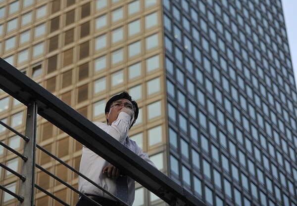 韓國人民來自生活的壓力非常大,一名上班族下班後在清溪川旁沉思。 本報系資料照/記者林澔一攝影