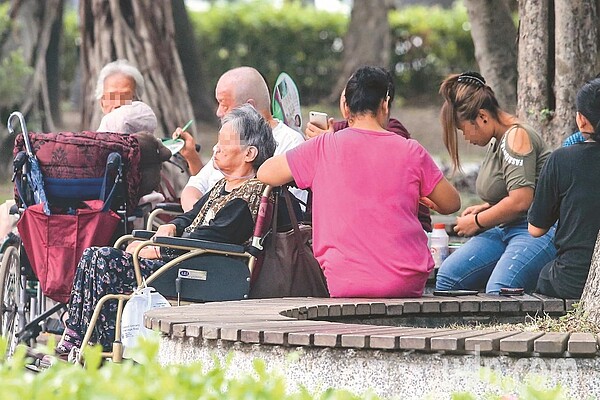 移工仲介業者表示,國內只領基本工資的人其實不多,調漲基本工資,只是增加雇用移工成本建議月薪與時薪脫鉤、本勞與移工也應該脫鉤。圖為外籍看護推著老人出來散步。報系資料照/記者鄭清元攝影