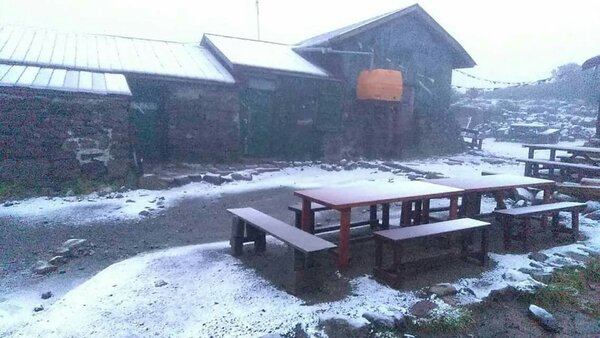 北海道今觀測到較往年提早1個月出現的初雪，創下從1974年開始記錄以來最早的一次。圖／取自黑岳纜車營運公司臉書