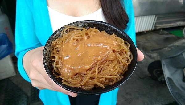 正雄小吃部的米粉炊淋上甜辣醬,是店家招牌。記者戴永華/攝影