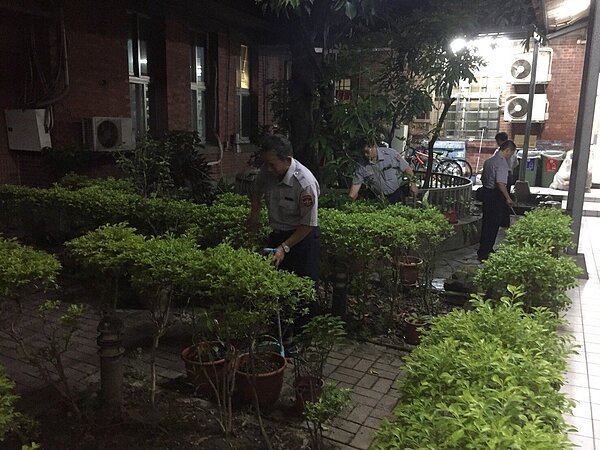 登革熱案例在新北市新莊區截至目前已發生11起，有13里列為警示區，新莊警分局動員上百名警力協助防疫工作。圖／分局提供