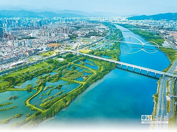 板橋江翠重劃區水岸景觀美麗，建商搶進，推案熱絡。（興富發建設提供）
