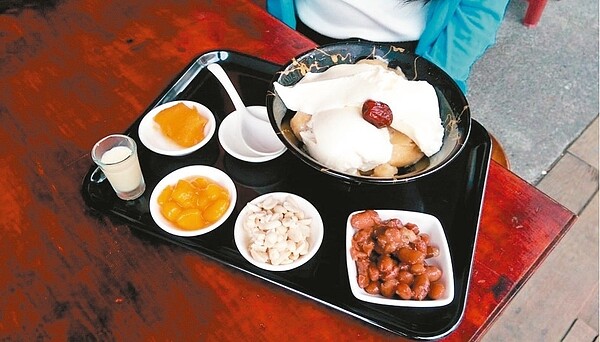 位於宜蘭市舊城區的「原來豆花」,吃法很不一樣。 記者戴永華/攝影