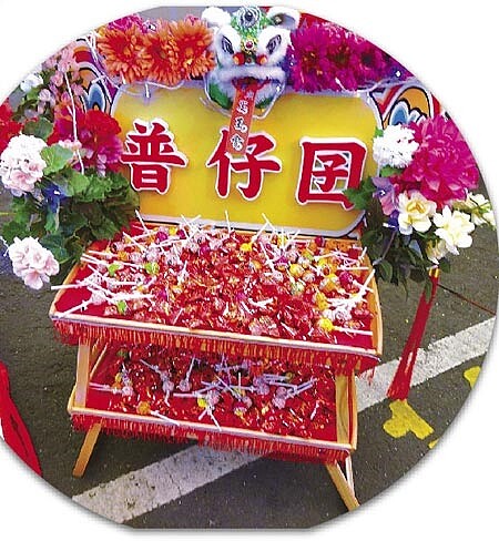 配合小朋友的身高,囝仔普特別以矮桌擺設。(馮惠宜攝)