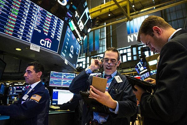 全球十年來的資金寬鬆期即將告一段落,流動性大潮正在轉向,投資人可能只剩幾個月的調整時間。金融市場可能經歷緩慢的「絞殺」,而不會突然陷入恐慌。 法新社