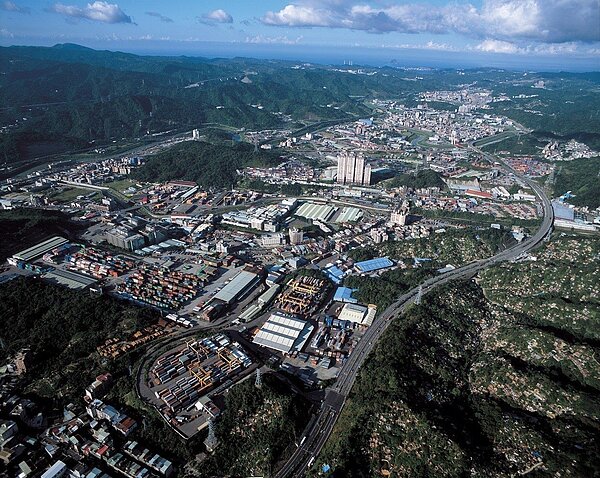 基隆市政府今天找到二張拍得相當震撼的五堵高空照,原來是N年前市府委託齊柏林拍的照片,當時他還沒出名,但技術已讓人驚豔。圖/基隆市政府提供