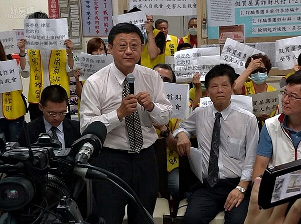 代書廖家瑋(站立者)