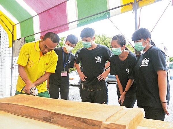 木工師傅教導學子手作木桌,替高市旗山圓富社區長輩打造休閒空間。 記者徐白櫻/攝影