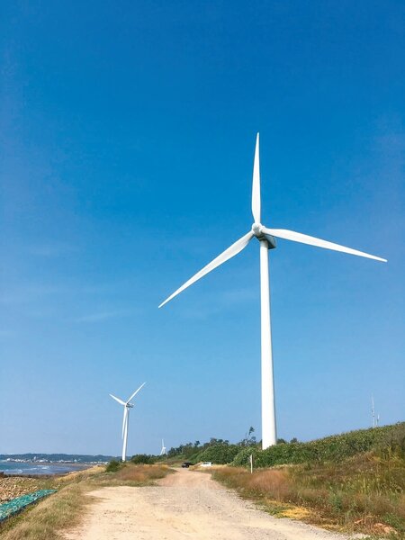 台電新竹風力發電站六部發電機組，七月只有四部轉動的原因是維修中。 記者張雅婷／攝影