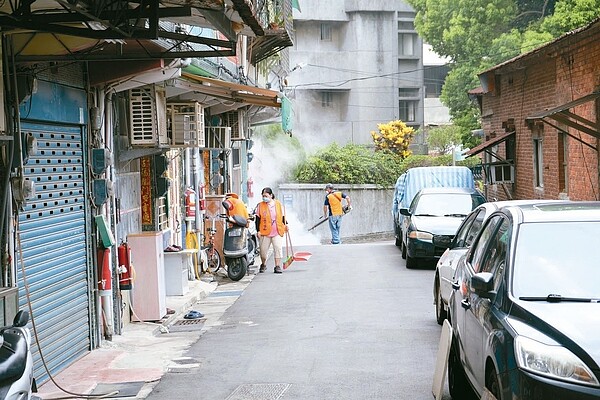 新北市「全市除蚊日」總計29區、1032里逾3萬人投入。
 記者張曼蘋／攝影