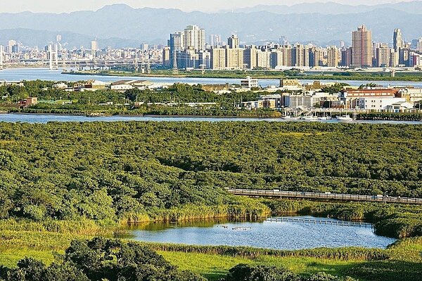 北投關渡擁有北市最大的濕地,生態豐富且生活機能無虞,房價卻較其他北市區域便宜,頗受自住族青睞。 北市觀光局/提供