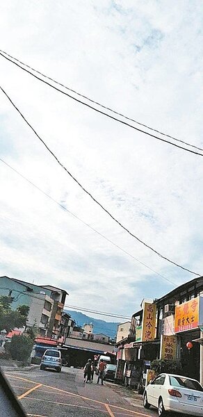 昨天上午規模5.0強震前,有民眾拍到南投天空出現羽毛狀的地震雲,但目前沒科學研究證明雲層和地震有關。 圖/邱姓讀者提供