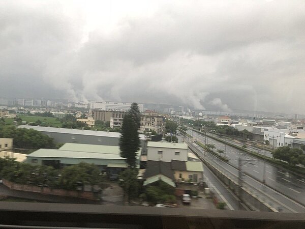 台中市一名讀者傍晚6點左右投訴本報,他在台中高鐵站看往中科方向,陰雨天還清楚能見氣體排放,「真的有夠誇張!」圖/讀者提供