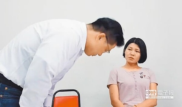 民進黨台南市第八選區提名人黃偉展偕同妻子出面，針對婚外情醜聞，黃向妻子鞠躬道歉，黃妻臉色鐵青撇向一旁。（程炳璋翻攝）