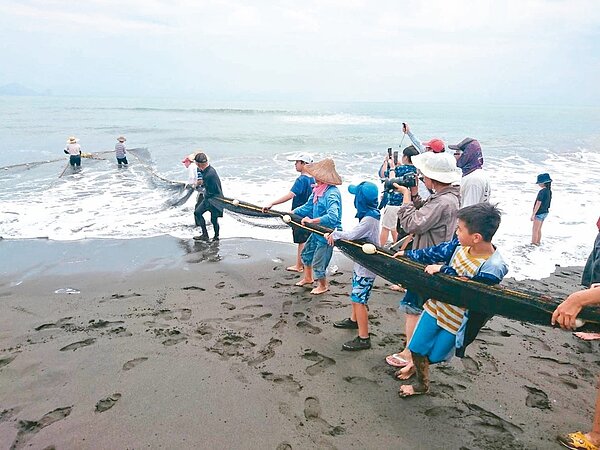 宜蘭「牽罟」拉繩網魚，有如跟大海拔河，近年夯到不行。 記者羅建旺／攝影