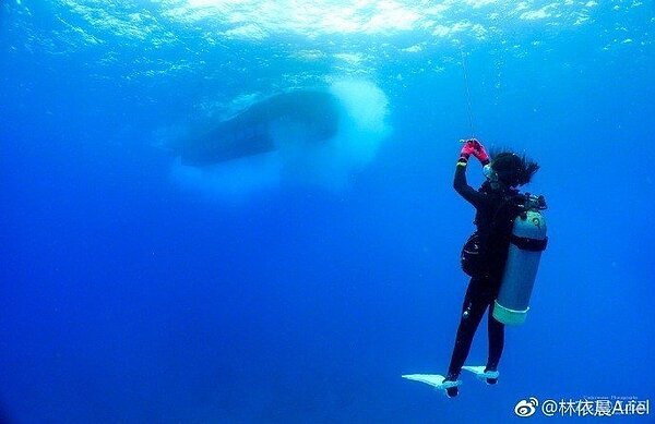林依晨po潛水美照,透露在七夕情人節收到最棒的禮物。圖/摘自微博