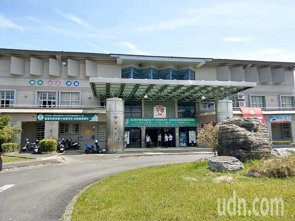 台灣教育史上首見縣政府強制接管國中校舍,把興中國中行政大樓二、三樓的管理機關,從學校變更為「宜蘭縣政府」。 記者戴永華/攝影