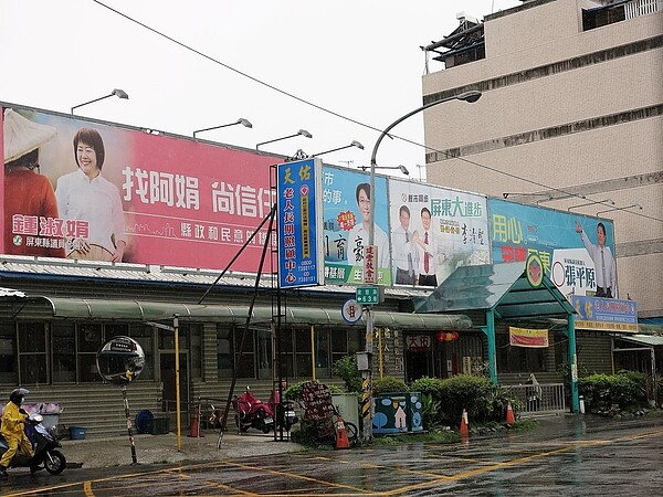 距離選舉還有三個多月,屏東市區已先展開看板戰,握手照、揮手照都有。 記者翁禎霞/攝影