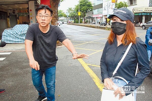 黃偉展(左)白天直闖S小姐(右)記者會,兩人街頭爭執不斷;晚間黃宣布退選。(程炳璋攝)