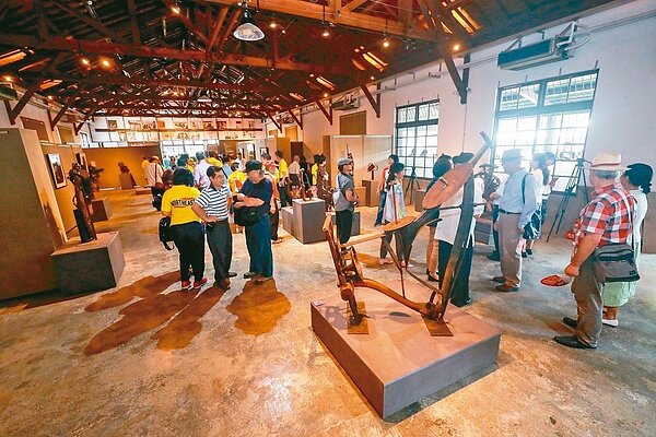 台中市太平區的太平買菸場修復再利用,再加入世界級鐵雕大師陳庭詩紀念館,昨開幕聚集人潮,台中再添一處文資活化新亮點。 圖/台中市府提供