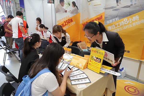 永慶房屋在就博會現場明亮有活力的攤位求職者填資料不間斷。(好房網新聞中心)