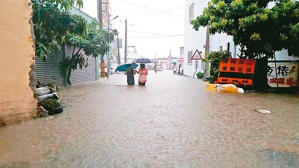 台中市昨天下午出現強降雨，導致豐原大道八段部分地區淹水，水深至大腿，騎士無法騎車，還有機車被水沖走，場面嚇人。 圖／鄭文鑫提供