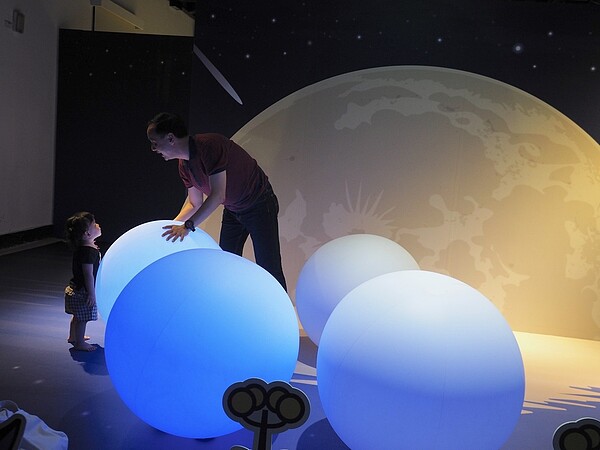 淡水海關碼頭今夏搖身一變,成為玫瑰花燈海,還充滿七彩變化燈球,是網美必備景點,連新北市長朱立倫昨晚也參一腳,和小朋友在燈球旁顯得很萌。 記者魏翊庭/翻攝