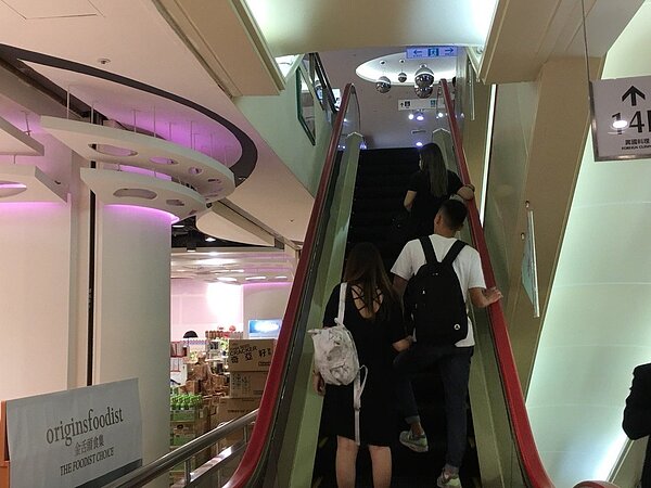 台中市一名13歲少女,今天中午和朋友逛台中廣三SOGO百貨時,少女搭乘手扶梯,從13樓往14樓時,疑似不慎頭部被卡在手扶梯扶手與天花板間,被發現時已經昏迷。(圖/記者余采瀅翻攝)