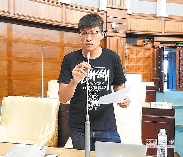 青年代表關心中市空汙、高額舉債等議題,要求市府能苦民所苦。(陳世宗攝)