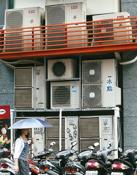 台電預估,今天最高用電量可能達到3580萬瓩,由於基載機組足夠,備轉容量將有247萬瓩,備轉容量率仍達6.90%。燈號為「供電吃緊」的黃燈。(圖/聯合報系資料照)