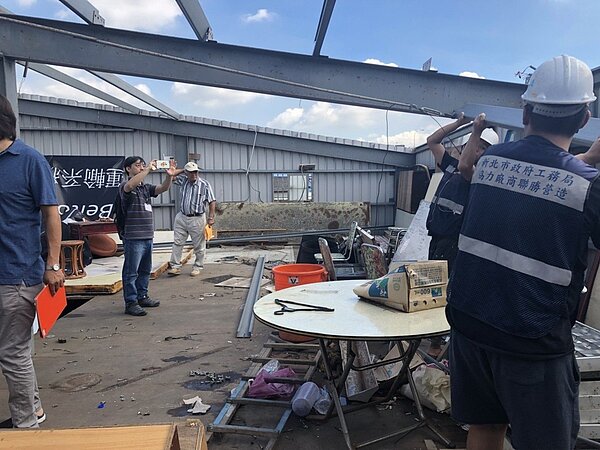 新北市政府今起強制拆除板橋大觀路，一處日前被查獲經營賭場的違章鐵皮廠房。圖／警方提供
